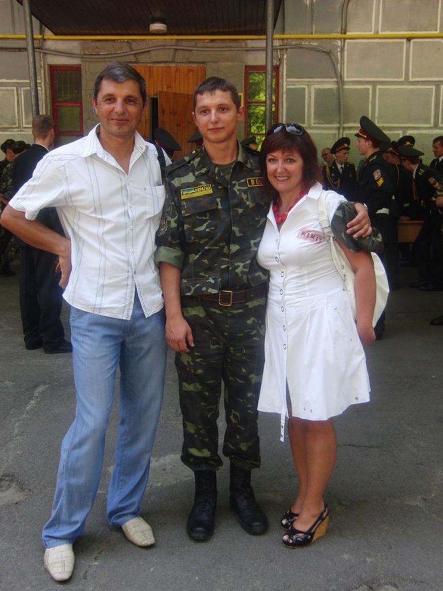 Игорь Табанюк с женой Оксаной и младшим сыном Денисом. В 2013-м во время тренировочного полета 24-летний Денис погиб